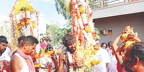 ಬನ್ನೂರು ಸಮೀಪದ ಚಾಮನಹಳ್ಳಿಯಲ್ಲಿ ಸೋಮವಾರ ನೂತನ ವಿಮಾನ ಗೋಪುರದ ಕಲಶ ಸ್ಥಾಪನೆಯ ಅಂಗವಾಗಿ ಬಸವ ಮತ್ತು ಕಂಡಾಯ ಸಮೇತ ಹೂವು ಹೊಂಬಾಳೆ ಮೆರವಣಿಗೆ ಕಾರ್ಯಕ್ರಮವನ್ನು ಹಮ್ಮಿಕೊಳ್ಳಲಾಗಿತ್ತು. ಸಿದ್ದಪ್ಪಾಜಿ ದೇವರ ಗುಡ್ಡಪ್ಪ ನಾಗಚಾರಿ ಸೇರಿದಂತೆ ಚಾಮನಹಳ್ಳಿ ಗ್ರಾಮದ ಗ್ರಾಮಸ್ಥರು ಮತ್ತು ವಿಶ್ವಕರ್ಮ ಕುಲಬಾಂಧವರು, ವಿವಿಧ ಗ್ರಾಮದ ಗುಡ್ಡಪ್ಪ ಸೇರಿದಂತೆ ಮುಖಂಡರು ಉಪಸ್ಥಿತರಿದ್ದರು.