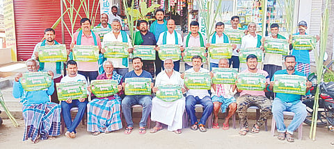 ಬನ್ನೂರಿನ ಸಂತೆಮಳದಲ್ಲಿ ಕಬ್ಬು ಬೆಳೆಗಾರ ಸಂಘದ ಗ್ರಾಮಾಂತರ ಘಟಕದಿಂದ ಕಲಬುರ್ಗಿಯಲ್ಲಿ ಹಮ್ಮಿಕೊಂಡಿರುವ ವಿಶ್ವ ರೈತ ದಿನಾಚರಣೆ ಅಂಗವಾಗಿ ರಾಜ್ಯ ಮಟ್ಟದ ರೈತರ ಸಮಾವೇಶದ ಪೋಸ್ಟರ್‌ಗಳನ್ನು ಬಿಡುಗಡೆ ಮಾಡಲಾಯಿತು. ಅತ್ತಹಳ್ಳಿ ದೇವರಾಜು, ಹೆಗ್ಗೂರು ರಂಗರಾಜು ಸೇರಿದಂತೆ ಹಲವರು ಉಪಸ್ಥಿತರಿದ್ದರು. 