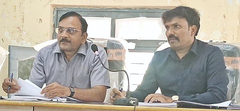 ಬಸವನಬಾಗೇವಾಡಿ ಪಟ್ಟಣದ ತಾ.ಪಂ ಸಭಾಭವನದಲ್ಲಿ ಹಮ್ಮಿಕೊಂಡಿದ್ದ ಸಾಮಾನ್ಯ ಸಭೆಯಲ್ಲಿ ತಾ.ಪಂ ಇಒ ವೆಂಕಟೇಶ ವಂದಾಲ ಮಾತನಾಡಿದರು. ವಸಂತ ರಾಠೋಡ, ಸುನೀಲ ಮದ್ದೀನ ಇತರರಿದ್ದರು.
