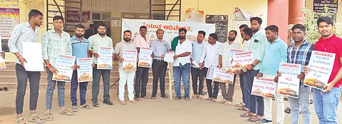 ಬಸವನಬಾಗೇವಾಡಿ ಪಟ್ಟಣದಲ್ಲಿ ಜನಸಾಮಾನ್ಯರ ವೇದಿಕೆಯ ಸಂಘಟನೆ ಕಾರ್ಯಕರ್ತರು ಯುವ ಅಧಿವೇಶನವನ್ನು ನಡೆಸಿ ಸಿಎಂಗೆ ಬರೆದ ಮನವಿಯನ್ನು ಶಿರಸ್ತೇದಾರರಿಗೆ ಸಲ್ಲಿಸಿದರು. ಬಸವರಾಜ ಕೋಲಕಾರ, ಮಾಂತೇಶ ಮ್ಯಾಗೇರಿ, ಸೀತಪ್ಪ ಗಣಿ, ಸುನೀಲ ತಳೆವಾಡ ಮತ್ತಿತರರಿದ್ದರು.