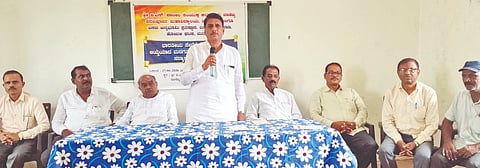 ಬಸವನಬಾಗೇವಾಡಿ ತಾಲೂಕಿನ ಮನಗೂಳಿ ಪಟ್ಟಣದ ಬಿ.ಎಸ್. ಪಾಟೀಲ ಪಪೂ ಮಹಾವಿದ್ಯಾಲಯದಲ್ಲಿ 2025-26 ನೇ ಸಾಲಿನ 12 ಜನರು ಅಗ್ನಿವೀರರಾಗಿ ಆಯ್ಕೆಗೊಂಡ ಸೇನಾನಿಗಳಿಗೆ ಸನ್ಮಾನ ಕಾರ್ಯಕ್ರಮ ಸಮಾರಂಭದಲ್ಲಿ ಭಾಗವಹಿಸಿ ಅಪ್ಪಗೌಡ ಪಾಟೀಲ ಮಾತನಾಡಿದರು.  ರವಿಗೌಡ ಪಾಟೀಲ, ಪರಶುರಾಮ ರಾಠೋಡ, ಆರ್.ಕೆ. ಹನಗಂಡಿಮ ಮತ್ತಿತರರಿದ್ದರು.