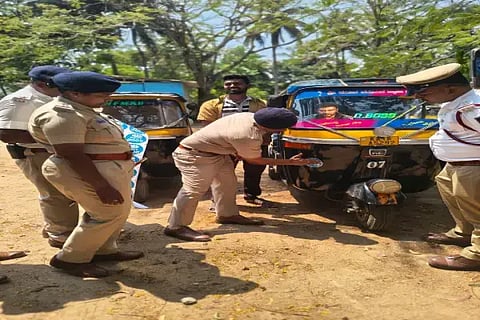 ಆಟೋ ರೀಕ್ಷಾಗಳಿಗೆ ವಿಶಿಷ್ಟ ಸಂಖ್ಯೆಯ ಸ್ಟಿಕರ್‌ಗಳನ್ನು ಡಿವೈಎಸ್ಪಿ ಪ್ರಕಾಶ್ ರಾಠೋಡ್ ಲಗತ್ತಿಸುತ್ತಿರುವುದು.