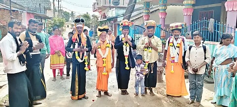 ಬೀರೂರಿನ ಬೋವಿ ಕಾಲನಿಯಲ್ಲಿರುವ ಕುಕ್ಕವಾಡದಮ್ಮ ದೇವಾಲಯದಿಂದ ಗುರುವಾರ ಚಂದ್ರಶೇಖರ್ ಮತ್ತಿತರ ಮಾಲಾಧಾರಿಗಳು ಕೇರಳದ ಶಬರಿಮಲೆಗೆ ಪಾದಯಾತ್ರೆಯಲ್ಲಿ ಹೊರಟರು. 
