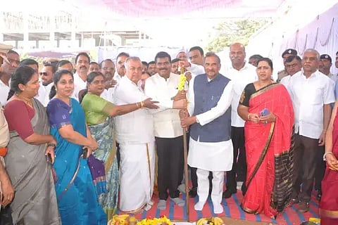 ಚಿಕ್ಕಮಗಳೂರಿನ ಗ್ರಾಮಾಂತರ ಬಸ್ ನಿಲ್ದಾಣದ ಆವರಣದಲ್ಲಿ ನೂತನವಾಗಿ ಬಸ್ ನಿಲ್ದಾಣ ಕಾಮಗಾರಿಗೆ ಸಾರಿಗೆ ಸಚಿವ ರಾಮಲಿಂಗಾರೆಡ್ಡಿ ಶಂಕುಸ್ಥಾಪನೆ ನೆರವೇರಿಸಿದರು. ಕೆ.ಜೆ.ಜಾರ್ಜ್, ಎಚ್.ಡಿ.ತಮ್ಮಯ್ಯ, ಟಿ.ಡಿ.ರಾಜೇಗೌಡ, ಶೀಲಾ ದಿನೇಶ್ ಮತ್ತಿತರರಿದ್ದರು.