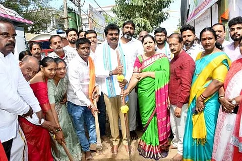 ಚಿಕ್ಕಮಗಳೂರು ಬಸವನಹಳ್ಳಿಯ ತಾಲೂಕು ಕಚೇರಿ ಸಮೀಪ ನಗರಸಭೆ ವತಿಯಿಂದ ನಿರ್ಮಿಸಲಾಗುತ್ತಿರುವ ನೂತನ ಫುಡ್‌ಕೋರ್ಟ್ಗೆ ಶಾಸಕ ಎಚ್.ಡಿ.ತಮ್ಮಯ್ಯ ಗುದ್ದಲಿ ಪೂಜೆ ನೆರವೇರಿಸಿದರು. ಗಾಯತ್ರಿ ಶಾಂತೇಗೌಡ, ಭವ್ಯಾ ಮಂಜುನಾಥ್, ಲಲಿತಾ ನಾಯಕ್, ವರಸಿದ್ಧಿ ವೇಣುಗೋಪಾಲ್, ಬಿ.ಸಿ.ಬಸವರಾಜ್ ಮತ್ತಿತರರಿದ್ದರು.