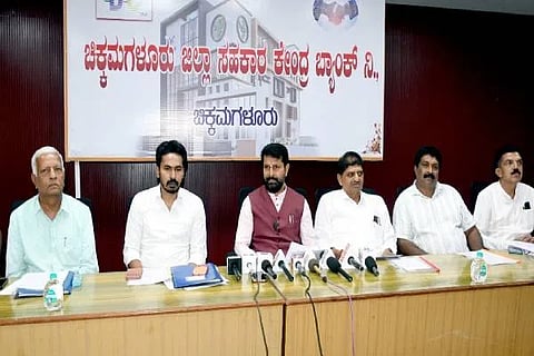 ಚಿಕ್ಕಮಗಳೂರು ಡಿಸಿಸಿ ಬ್ಯಾಂಕ್ ಸಭಾಂಗಣದಲ್ಲಿ ಡಿಸಿಸಿ ಬ್ಯಾಂಕ್ ಅಧ್ಯಕ್ಷ ಹಾಗೂ ವಿಧಾನ ಪರಿಷತ್ ಸದಸ್ಯ ಸಿ.ಟಿ.ರವಿ ಸುದ್ದಿಗೋಷ್ಠಿ ನಡೆಸಿದರು. ಆನಂದಪ್ಪ, ಬಸವನಗೌಡ, ಜೈಪಾಲ್, ರಮೇಶ್, ಅದ್ದಡ ಸತೀಶ್, ಸೋನಾಲ್ ಗೌಡ ಮತ್ತಿತರರಿದ್ದರು.