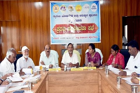  ಫೋಟೋ: ೧೮ ಸಿಕೆಎಂ ೫ ಚಿಕ್ಕಮಗಳೂರಿನ ಜಿಪಂ ಮಿನಿ ಸಭಾಂಗಣದಲ್ಲಿ ಗ್ಯಾರಂಟಿ ಪ್ರಾಧಿಕಾರದ ಜಿಲ್ಲಾಧ್ಯಕ್ಷ ಎಂ.ಸಿ.ಶಿವಾನAದ ಸ್ವಾಮಿ ಅಧ್ಯಕ್ಷತೆಯಲ್ಲಿ ಗ್ಯಾರಂಟಿ ಪ್ರಾಧಿಕಾರದ ಮಾಸಿಕ ಪ್ರಗತಿ ಪರಿಶೀಲನಾ ಸಭೆ ನಡೆಯಿತು. ಎಚ್.ಎಸ್.ಕೀರ್ತನಾ, ಸಮೀವುಲ್ಲಾ, ಕೃಷ್ಣೇಗೌಡ, ಮಂಜುನಾಥ್, ಹೇಮಾವತಿ ಮತ್ತಿತರರಿದ್ದರು.