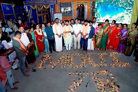 ಚಿಕ್ಕಮಗಳೂರಿನ ಓಂಕಾರೇಶ್ವರ ದೇವಸ್ಥಾನದ ಆವರಣದಲ್ಲಿ ಪ್ರಧಾನಿ ನರೇಂದ್ರ ಮೋದಿ ಅವರ ೭೬ನೇ ಜನ್ಮದಿನದ ಪ್ರಯುಕ್ತ ಬಿಜೆಪಿ ಕಾರ್ಯಕರ್ತರು ಸೇವಾ ಸಂಕಲ್ಪ ಅಭಿಯಾನದ ಅಂಗವಾಗಿ ಆಶೀರ್ವಾದ ದೀಪ ಬೆಳಗಿಸಿದರು. ಸಿ.ಟಿ.ರವಿ, ಭವ್ಯಾ ಮಂಜುನಾಥ್, ಜಸಂತಾ ಅನಿಲ್‌ಕುಮಾರ್, ಕೋಟೆ ಪ್ರದೀಪ್ ಮತ್ತಿತರರಿದ್ದರು.