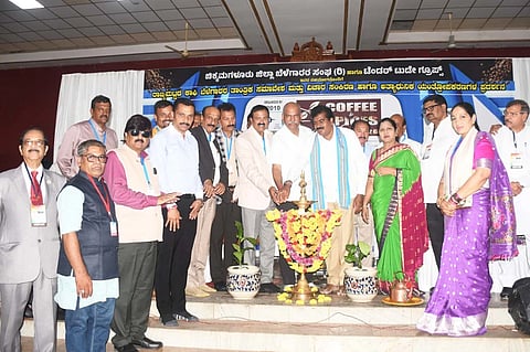 ಚಿಕ್ಕಮಗಳೂರು ಜಿಲ್ಲಾ ಒಕ್ಕಲಿಗರ ಸಮುದಾಯ ಭವನದಲ್ಲಿ ಚಿಕ್ಕಮಗಳೂರು ಜಿಲ್ಲಾ ಬೆಳೆಗಾರರ ಸಂಘ ಹಾಗೂ ಟೆಂಡರ್ ಟುಡೇ ಗ್ರೂಪ್ ಸಹಯೋಗದಲ್ಲಿ ಆಯೋಜಿಸಿದ್ದ ರಾಜ್ಯಮಟ್ಟದ ಕಾಫಿ ಬೆಳೆಗಾರರ ತಾಂತ್ರಿಕ ಸಮಾವೇಶ, ವಿಚಾರ ಸಂಕೀರ್ಣ ಹಾಗೂ ಅತ್ಯಾಧುನಿಕ ಯಂತ್ರೋಪಕರಣಗಳ ಪ್ರದರ್ಶನವನ್ನು ಶೃಂಗೇರಿ ಶಾಸಕ ಟಿ.ಡಿ.ರಾಜೇಗೌಡ ಉದ್ಘಾಟಿಸಿದರು. ಎಚ್.ಡಿ.ತಮ್ಮಯ್ಯ, ಗಾಯತ್ರಿ ಶಾಂತೇಗೌಡ, ಹಳಸೆ ಶಿವಣ್ಣ, ರತೀಶ್ ಕುಮಾರ್ ಮತ್ತಿತರರಿದ್ದರು.