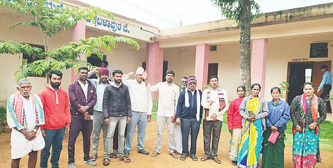 ಚಿಂತಾಮಣಿ ತಾಲೂಕಿನ ದೊಡ್ಡಗಂಜೂರು ಸರ್ಕಾರಿ ಫ್ರೌಢಶಾಲೆ ಮುಖ್ಯಶಿಕ್ಷಕ ವಿದ್ಯಾರ್ಥಿನಿಯರ ಜತೆ ಅಸಭ್ಯ ವರ್ತನೆ ಮಾಡಿದ್ದಾರೆ ಎಂದು ಆರೋಪಿಸಿ ಶಾಲೆ ಮುಂಭಾಗದಲ್ಲಿ ವಿದ್ಯಾರ್ಥಿಗಳು ಮತ್ತು ಪಾಲಕರು ಪ್ರತಿಭಟಿಸಿದರು.