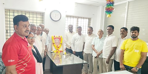 Bhimanna ದೇವನಹಳ್ಳಿ ತಾಲೂಕು ವೀರಶೈವ ಸಮಾಜದ ಸಂದ ಕಚೇರಿಯಲ್ಲಿ ಹಮ್ಮಿಕೊಂಡಿದ್ದ ಭೀಮಣ್ಣ ಖಂಡ್ರೆ ಶ್ರದ್ಧಾಂಜಲಿ ಸಭೆಯಲ್ಲಿ ದೇವನಹಳ್ಳಿ ತಾಲೂಕು ವೀರಶೈವ ಸಮಾಜದ ಸಂದ ಪ್ರಧಾನ ಕಾರ್ಯದರ್ಶಿ ವಿಜಯ್​ ಕುಮಾರ್​, ನಿರ್ದೇಶಕ ಮಲ್ಲಿಕಾರ್ಜುನ ಇದ್ದರು.