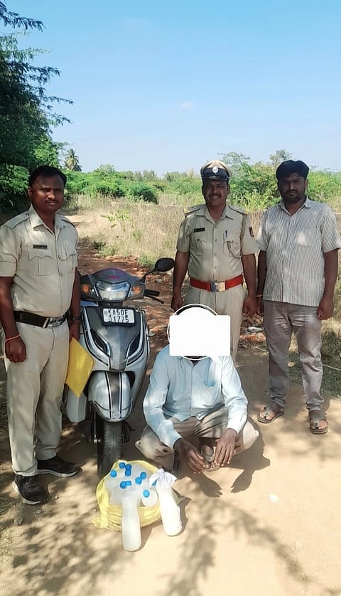 ಗೌರಿಬಿದನೂರಿನ ಅಬಕಾರಿ ಪೊಲೀಸರು ಅಕ್ರಮ ಸೇಂದಿ ವಶಪಡಿಸಿಕೊಂಡಿರುವುದು. ಅಬಕಾರಿ ಉಪ ನಿರೀಕ್ಷ ಸಿ.ಎನ್​.ಕುಮಾರ್​, ಎಸ್​.ಜೈರಾಮ್​ ರಾಠೋಡ್​, ಅಜಿತ್​ ಕೆ.ಬೆಂಡವಾಡೆ, ಇದ್ದರು.