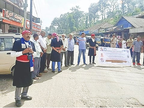ಕೊಡವ ನ್ಯಾಷನಲ್ ಕೌನ್ಸಿಲ್ ಸಂಘಟನೆ ವತಿಯಿಂದ ಕುಟ್ಟದಲ್ಲಿ ನಡೆದ 20ನೇ ಮಾನವ ಸರಪಳಿ ಕಾರ್ಯಕ್ರಮದಲ್ಲಿ ಎನ್.ಯು ನಾಚಪ್ಪ ಮಾತನಾಡಿದರು.