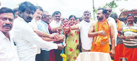 Road ಗುಬ್ಬಿ ತಾಲೂಕಿನ ಚೇಳೂರು ಹೋಬಳಿ ಕೊಡಿಯಾಲ ಗ್ರಾಮದ ಕಾಲನಿಯಲ್ಲಿ 54 ಲಕ್ಷ ರೂ. ಸಿಸಿ ರಸ್ತೆ ಕಾಮಗಾರಿಗೆ ಶಾಸಕ ಎಸ್​.ಆರ್​.ಶ್ರೀನಿವಾಸ್​ ಭೂಮಿ ಪೂಜೆ ನೆರವೇರಿಸಿದರು. ಮುಖಂಡರಾದ ಕೊಡಿಯಾಲ ಮಹದೇವು, ಚೇಳೂರು ಶಿವನಂಜಪ್ಪ, ರಂಗಧಾಮು, ಶಾರದಮ್ಮ ಇದ್ದರು. 