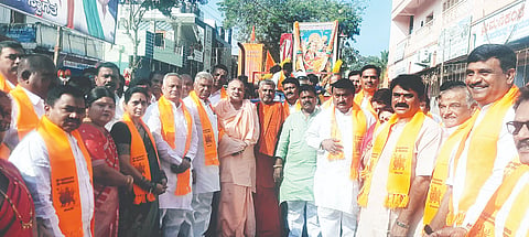 ಗಂಗಾವತಿ ಗ್ರಾಮದೇವತೆ ಶ್ರೀ ದುರ್ಗಾದೇವಿ ಜಾತ್ರಾಮಹೋತ್ಸವ ನಿಮಿತ್ತ ಭಾವಚಿತ್ರ ಮೆರವಣಿಗೆಗೆ ಕಲ್ಮಠದ ಡಾ.ಕೊಟ್ಟೂರು ಸ್ವಾಮೀಜಿ ಗುರುವಾರ ಚಾಲನೆ ನೀಡಿದರು. ಮಾಜಿ ಸಂಸದ ಎಸ್.ಶಿವರಾಮನಗೌಡ, ಮಾಜಿ ಸಚಿವ ಎಂ.ಮಲ್ಲಿಕಾರ್ಜುನನಾಗಪ್ಪ, ಮಾಜಿ ಎಂಎಲ್ಸಿ ಎಚ್.ಆರ್.ಶ್ರೀನಾಥ, ದೇವಾಲಯ ಸಮಿತಿ ಅಧ್ಯಕ್ಷ ಜೋಗದ ನಾರಾಯಣಪ್ಪ ನಾಯಕ ಇತರರಿದ್ದರು.
