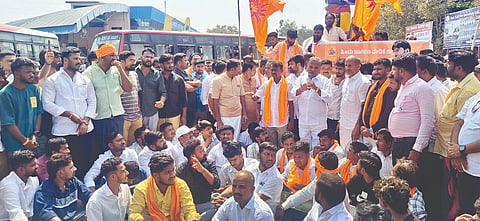 ಅನ್ಯ ಕೋಮಿನ ಯುವಕರ ನೈತಿಕ ಪೊಲೀಸ್ ಗಿರಿ ಖಂಡಿಸಿ ಮತ್ತು ಹಿಂದೂ ಸಹೋದರರ ಮೇಲೆ ದಾಖಲಿಸಿರುವ ಸುಳ್ಳು ಪ್ರಕರಣ ಹಿಂಪಡೆಯುವಂತೆ ಒತ್ತಾಯಿಸಿ ಹಿಂದೂ ಜಾಗರಣಾ ವೇದಿಕೆ ಕಾರ್ಯಕರ್ತರು ಗಂಗಾವತಿ ಶ್ರೀಕೃಷ್ಣದೇವರಾಯ ವೃತ್ತದಲ್ಲಿ ಪ್ರತಿಭಟನೆ ನಡೆಸಿದರು. ಮಾಜಿ ಶಾಸಕ ಪರಣ್ಣಮುನವಳ್ಳಿ, ಮಾಜಿ ಸಂಸದ ಎಸ್.ಶಿವರಾಮನಗೌಡ, ಹಿಂದು ಜಾಗರಣಾ ವೇದಿಕೆ ಪ್ರಾಂತ ಸಂಚಾಲಕ ಶ್ರೀಕಾಂತ ಹೊಸ್ಕೇರಿ, ಸದಸ್ಯ ಅಯ್ಯನಗೌಡ ಹೇರೂರು ಇತರರಿದ್ದರು.