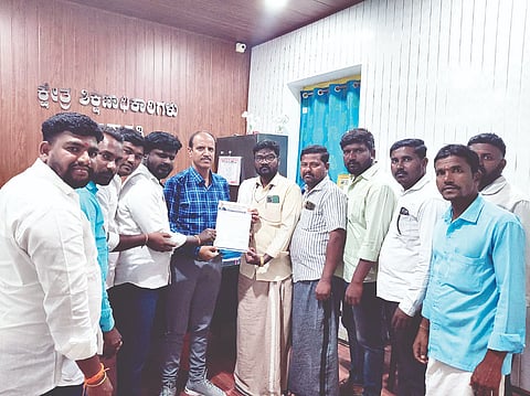 ಗಂಗಾವತಿಯಲ್ಲಿ ಬಿಇಒ ಎಸ್.ಎಚ್.ನಟೇಶ ಅವರಿಗೆ ಪ್ರಗತಿಪರ ಸಂಘಟನೆಗಳ ಒಕ್ಕೂಟದ ತಾಲೂಕು ಘಟಕದ ಪದಾಧಿಕಾರಿಗಳು ಮನವಿ ಸಲ್ಲಿಸಿದರು. ಕನಕಗಿರಿ ತಾಲೂಕು ಘಟಕದ ಸಂಚಾಲಕ ನೀಲಕಂಠ ಬಡಿಗೇರ್, ಪದಾಧಿಕಾರಿಗಳಾದ  ಪಾಮಣ್ಣ ಅರಳಿಗನೂರು, ಸಣ್ಣ ಹನುಮಂತಪ್ಪ ಹುಲಿಹೈದರ್, ವೀರೇಶ, ಸುರೇಶ ಮಾನಳ್ಳಿ ಇತರರಿದ್ದರು.