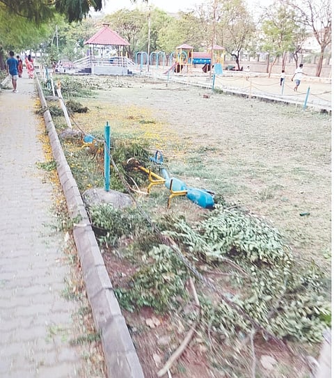 ಗಂಗಾವತಿ ಆನೆಗೊಂದಿ ರಸ್ತೆಯ ಉದ್ಯಾನದ ದುಸ್ಥಿತಿ.