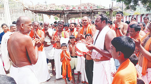 ಆನೆಗೊಂದಿಯ ನವವೃಂದಾನವ ಗಡ್ಡಿಯಲ್ಲಿ ಆರ್ಯವೈಶ್ಯ ಸಮಾಜದ ಪಾದಯಾತ್ರೆ ತಂಡದಿಂದ ನಿರಂತರ ಭಜನಾ ಸೇವೆ ಗುರುವಾರ ಜರುಗಿತು.