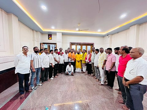 ಹುಮನಾಬಾದ್​ನ  ಹಿರೇಮಠ ಸಂಸ್ಥಾನದಲ್ಲಿ ಶ್ರೀ ವೀರ ರೇಣುಕ ಗಂಗಾಧರ ಶಿವಾಚಾರ್ಯ ನೇತೃತ್ವದಲ್ಲಿ  ಬಸವ ಜಯಂತಿ ಪೂರ್ವ ಸಿದ್ಧತಾ ಸಭೆಯಲ್ಲಿ ಅಭಿಷೇಕ ಪಾಟೀಲ್​, ಸಂತೋಷ ಪಾಟೀಲ್​ ಹಾಗೂ ಸಮಾಜದ ಪ್ರಮುಖರು ಇದ್ದರು.