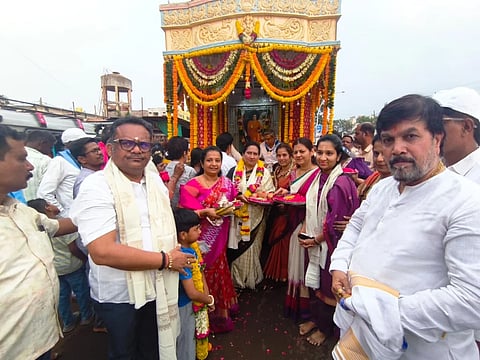 ಹುಮನಾಬಾದ್​ಕ್ಕೆ ಆಗಮಿಸಿದ ಶ್ರೀ ಸತ್ಯಸಾಯಿ ಪ್ರೇಮ ಪ್ರವಾಹಿನಿ ರಥಕ್ಕೆ ಶುಕ್ರವಾರ ಸಂಜೆ ಎಂಎಲ್​ಸಿ ಡಾ.ಚಂದ್ರಶೇಖರ ಪಾಟೀಲ್​ ಹಾಗೂ ಕುಟುಂಬದ ಸದಸ್ಯರು  ಸ್ವಾಗತಿಸಿದರು. ವೆಂಕಟೇಶ ಕುಲಕರ್ಣಿ ಹಾಗೂ ಭಕ್ತರು ಇದ್ದರು.