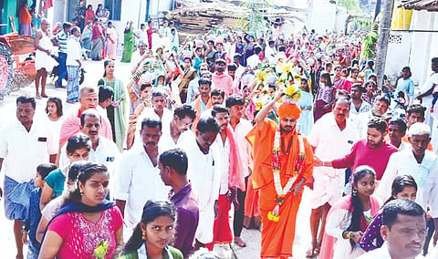 ಹೂವಿನಹಡಗಲಿ ತಾಲೂಕಿನ ಹೊಳಗುಂದಿ ಗ್ರಾಮದಲ್ಲಿ ಸಿದ್ದೇಶ್ವರ  ಸ್ವಾಮಿ ಕುಂಭೋತ್ಸವ ಜರುಗಿತು. 