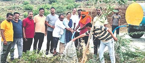 ಹುಣಸಗಿ ಹೊರ ವಲಯದ ಕರಿಗುಡ್ಡದ ಪ್ರದೇಶದಲ್ಲಿ ಪರಿಸರ ಸ್ನೇಹಿ ಬಳಗದ ಸದಸ್ಯರಿಂದ ಈ ಹಿಂದೆ ನೆಟ್ಟಿರುವ ಸಸಿಗಳಿಗೆ ಟ್ಯಾಂಕರ್ ಮೂಲಕ ನೀರುಣಿಸುತ್ತಿರುವುದು. ಮಹಾದೇವಿ ಬೇನಾಳಮಠ, ಗುರು ಹುಲಕಲ್, ಬಸವರಾಜ ತೆಗ್ಗೆಳ್ಳಿ, ವೆಂಕಟೇಶ, ಕಾಂತೇಶ ಹಲಗಿಮನಿ, ಯಂಕನಗೌಡ ಅರಕೇರಿ, ಗುರಣ್ಣಗೌಡ ಹೊರಗಿನಮನಿ ಇತರರಿದ್ದರು.