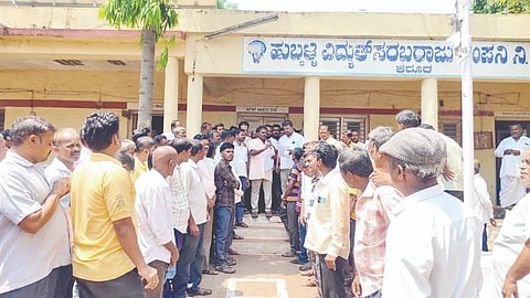 ಕೆರೂರ ಪಟ್ಟಣದಲ್ಲಿ ನೇಕಾರ ಮುಖಂಡ ರಾಚೋಟೇಶ್ವರ ಕುದರಿ ನೇತೃತ್ವದಲ್ಲಿ ನೂರಾರು ನೇಕಾರರು ಪಟ್ಟಣದ ಹೆಸ್ಕಾಂ ತೆರಳಿ ಜಿರೋ ಬಿಲ್ ನೀಡುವಂತೆ ಆಗ್ರಹಿಸಿ, ಹೆಸ್ಕಾಂ ಶಾಖಾಧಿಕಾರಿಗೆ ಮನವಿ ಸಲ್ಲಿಸಿದರು. ರಮೇಶ ರೂಡಗಿ, ರವಿ ಹುಲಮನಿ, ಹನಮಂತ ಗದ್ದನಕೇರಿ, ಕೃಷ್ಣ ಮಾನ್ವಿ, ನಾಗಪ್ಪ ಘಂಟಿ, ಶಂಕ್ರಪ್ಪ ಕುದುರಿ, ರಾಜು ಕಡಿವಾಲ, ಲಕ್ಷ್ಮಣ ಸಣ್ಣಕ್ಕಿ, ರವಿ ಅಂಕದ ಇತರರಿದ್ದರು.