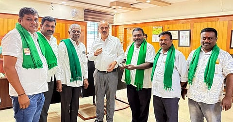 cowpea ಲಕ್ಷ್ಮೇಶ್ವರದ ಸಮಗ್ರ ರೈತ ಹೋರಾಟ ಸಮಿತಿ ಪದಾಧಿಕಾರಿಗಳು ಗದಗದಲ್ಲಿ ಜಿಲ್ಲಾಧಿಕಾರಿ ಸಿ.ಎನ್. ಶ್ರೀಧರ ಅವರನ್ನು ಬೇಟಿಯಾಗಿ ಗೋವಿನ ಜೋಳ ಖರೀದಿ ತ್ವರಿತಗೊಳಿಸಲು ಮನವಿ ಮಾಡಿದರು. ಮುತ್ತಣ್ಣ ನೀರಲಗಿ, ಸುರೇಶ, ಬಸಯ್ಯ ಪೂಜಾರ ಹಾಜರಿದ್ದರು.