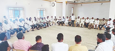  ತಿ.ನರಸೀಪುರ ಪಟ್ಟಣದ ಡಾ. ಅಂಬೇಡ್ಕರ್ ಸಮುದಾಯ ಭವನದಲ್ಲಿ ಕರೆಯಲಾಗಿದ್ದ ಬೆಂಗಳೂರು ಫ್ರೀಡಂ ಪಾರ್ಕ್ ನಲ್ಲಿ ಆಯೋಜಿಸಿರುವ ಬೃಹತ್ ಪ್ರತಿಭಟನೆಯ ಪೂರ್ವಭಾವಿ ಸಭೆಯಲ್ಲಿ ಸಹಾಯಕ ಪ್ರಾಧ್ಯಾಪಕ ಡಾ. ಬಿ.ಕೆ. ಜ್ಞಾನಪ್ರಕಾಶ್ ಮಾತನಾಡಿದರು. ಎಸ್.ಎನ್. ಸಿದ್ದಾರ್ಥ, ಸೋಸಲೆ ಮಹದೇವಸ್ವಾಮಿ, ಎಸ್.ಆರ್.ಶಶಿಕಾಂತ್, ಆಲಗೂಡು ಶಿವಕುಮಾರ್, ಎಂ.ಚಂದ್ರಶೇಖರ, ಎಸ್. ನಂಜುಂಡಯ್ಯ ಇತರರು ಇದ್ದರು.