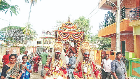 ಮಳವಳ್ಳಿ ಪಟ್ಟಣದ ಭದ್ರಕಾಳಮ್ಮ ಹಾಗೂ ಶ್ರೀ ವೀರಭದ್ರಸ್ವಾಮಿ ದೇವಸ್ಥಾನದಲ್ಲಿ ಮಂಗಳವಾರ ಪೂಜಾ ವಿಧಿ ವಿಧಾನಗಳ ಜತೆಗೆ ಮಂಗಳ ವಾದ್ಯದೊಡನೆ ವೀರಗಾಸೆಯ ಕಲಾವಿದರು ವೀರಭದ್ರ ಕುಣಿತದೊಡನೆ ದಿವ್ಯ ರಥೋತ್ಸವ ವಿಜೃಂಭಣೆಯಿಂದ ಜರುಗಿತು.