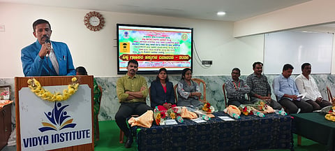 ಮಳವಳ್ಳಿ ಪಟ್ಟಣದಲ್ಲಿ ವಿದ್ಯಾಪ್ಯಾರಾ ಮೆಡಿಕಲ್ ಕಾಲೇಜಿನಲ್ಲಿ ಆಯೋಜಿಸಿದ್ದ  ವಿಶ್ವ ಗ್ರಾಹಕರ ಹಕ್ಕುಗಳ ದಿನಾಚರಣೆ ಕಾರ್ಯಕ್ರಮವನ್ನು ಜಿಲ್ಲಾ ಗ್ರಾಹಕ ವ್ಯಾಜ್ಯಗಳ ಪರಿಹಾರ ಆಯೋಗದ ಅಧ್ಯಕ್ಷ ಎಸ್.ವಸಂತಕುಮಾರ್ ಉದ್ಘಾಟಿಸಿ ಮಾತನಾಡಿದರು. ಲತಾ, ಅಶ್ವಥ್, ಮಹಾಲಕ್ಷ್ಮೀ, ಸೂನಗಹಳ್ಳಿ ಪುಟ್ಟಸ್ವಾಮಿ , ಚಂದ್ರಮೋಹನ್ ಇದ್ದರು. 