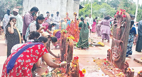 ಮಳವಳ್ಳಿ ತಾಲೂಕಿನ ಕಂದೇಗಾಲ-ಕಲ್ಲುವೀರನಹಳ್ಳಿ ನಡುವೆ ಇರುವ ಮತ್ತಿತಾಳೇಶ್ವರಸ್ವಾಮಿ ದೇವಸ್ಥಾನದಲ್ಲಿ ಸೋಮವಾರ ನಾಗರಪಂಚಮಿ ಹಿನ್ನೆಲೆಯಲ್ಲಿ ಭಕ್ತರು ನಾಗರ ಕಲ್ಲಿಗೆ ಹಾಗೂ ಹುತ್ತಕ್ಕೆ ಹಾಲೆರೆದು ಪೂಜೆ ಸಲ್ಲಿಸಿದರು.