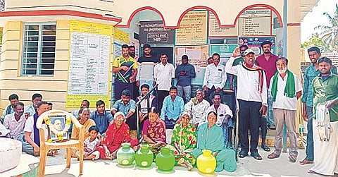 ಕುಡಿಯುವ ನೀರಿನ ಸಮಸ್ಯೆ ಸರಿಪಡಿಸುವಂತೆ ಆಗ್ರಹಿಸಿ ಬಸವಟ್ಟಿಗೆ ಗ್ರಾಮಸ್ಥರು ಗ್ರಾಪಂ ಕಚೇರಿಗೆ ಮುತ್ತಿಗೆ ಹಾಕಿ ಪ್ರತಿಭಟನೆ ನಡೆಸಿದರು. ಜವರಯ್ಯ, ನಾಗೇಂದ್ರ, ಕೃಷ್ಣಮೂರ್ತಿ, ಪಿ.ಕೃಷ್ಣಮೂರ್ತಿ, ಶಂಕರನಾಯಕ ಇತರರಿದ್ದರು.