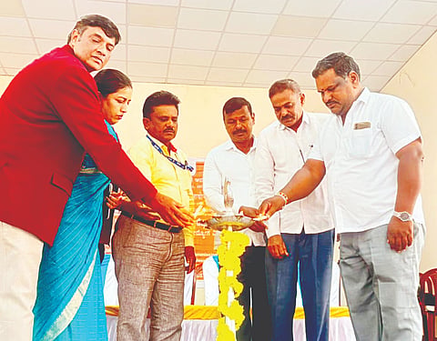 ನಗರದ ಗೌರಿಘಟ್ಟದ ಬೀದಿಯಲ್ಲಿರುವ ನಾಯಕರ ಭವನದಲ್ಲಿ ಕೆವಿಐಸಿ ರಾಷ್ಟ್ರೀಯ ನೋಡಲ್ ಏಜೆನ್ಸಿ ವತಿಯಿಂದ ಜಿಲ್ಲಾ ಮಟ್ಟದ ತರಬೇತಿ ಕಾರ್ಯಕ್ರಮವನ್ನು ಕೆವಿಐಸಿ ರಾಜ್ಯ ಸಹಾಯಕ ನಿರ್ದೇಶಕ ಲಿಂಗದೊರೆ ಉದ್ಘಾಟಿಸಿದರು. ಚಿತ್ರದಲ್ಲಿ ಬಸವರಾಜು, ಶ್ರೀ ಗಂಗಾ ಚಾರಿಟೇಬಲ್ ಟ್ರಸ್ಟ್ ಅಧ್ಯಕ್ಷ ರಾಜ್‌ಕಮಯ್ಯ, ಕಾರ್ಯದರ್ಶಿ ದಿವ್ಯಶ್ರೀ, ಕುಂಬರಹಳ್ಳಿ ಮಹೇಶ್, ಹೆಡತಲೆ ರಂಗಸ್ವಾಮಿ, ಸಿಂಧುವಳ್ಳಿ ಗ್ರಾಪಂ ಅಧ್ಯಕ್ಷ ವಣಕಾರನಾಯಕ ಇತರರು ಇದ್ದರು.