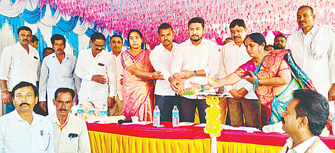  ತಾಲೂಕಿನ ಹೆಮ್ಮರಗಾಲ ಗ್ರಾಮದಲ್ಲಿ ನೂತನವಾಗಿ ನಿರ್ಮಾಣಗೊಂಡಿರುವ ರಾಜೀವ್ ಗಾಂಧಿ ಸೇವಾ ಕೇಂದ್ರವನ್ನು ಶಾಸಕ ದರ್ಶನ್ ಉದ್ಘಾಟಿಸಿದರು.  ಅಧ್ಯಕ್ಷ ಶ್ರೀಧರ್, ಉಪಾಧ್ಯಕ್ಷ ಜಯಮ್ಮ ಇದ್ದರು. 