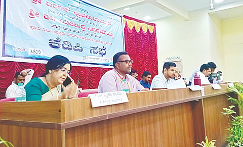  ನಗರದ ವಾಲ್ಮೀಕಿ ಭವನದಲ್ಲಿ ಸೋಮವಾರ ತ್ರೈಮಾಸಿಕ ಕೆಡಿಪಿ ಸಭೆ ನಡೆಯಿತು. ಶಾಸಕ ದರ್ಶನ್, ವಿಧಾನ ಪರಿಷ ಸದಸ್ಯ ಡಾ.ಯತೀಂದ್ರ ಸಿದ್ದರಾಮಯ್ಯ, ಸಂಸದ ಸುನಿಲ್ ಬೋಸ್, ತಾಲೂಕು ಪಂಚಾಯಿತಿ ಇಒ ಜರಾಲ್ಡ್ ರಾಜೇಶ್, ತಹಸೀಲ್ದಾರ್ ಡಾ. ಸ್ಮಿತಾ ಇತರರು ಇದ್ದರು.