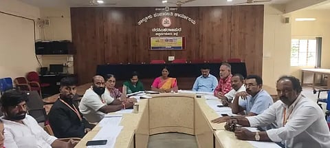 ಎನ್.ಆರ್.ಪುರ ತಾಪಂ ಸಾಮರ್ಥ್ಯಸೌಧದಲ್ಲಿ ಗ್ಯಾರಂಟಿ ಯೋಜನೆಗಳ ಅನುಷ್ಠಾನ ಸಮಿತಿ ಸಭೆ ನಡೆಯಿತು.ಇಂದಿರಾನಗರ ರಘು, ಹೂವಮ್ಮ, ನಿತ್ಯಾನಂದ,ನಾಗರಾಜ್, ಕ್ಷೇತ್ರಕುಮಾರ್, ದೇವರಾಜ್, ಬೇಸಿಲ್, ಟಿ.ಟಿ.ಇಸ್ಮಾಯಿಲ್, ಯಾದವರಾಜ್, ಮಂಜುಳಾ ಇದ್ದರು.
