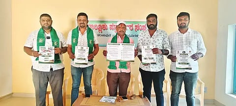 ಎನ್.ಆರ್.ಪುರದಲ್ಲಿ ಶೃಂಗೇರಿ ಕ್ಷೇತ್ರ ರೈತ ಒಕ್ಕೂಟದ ಕಚೇರಿ ಉದ್ಘಾಟನಾ ಸಮಾರಂಭದ ಆಹ್ವಾನ ಪತ್ರಿಕೆಯನ್ನು ಬಿಡುಗಡೆಗೊಳಿಸಲಾಯಿತು. ಎಂ.ಎನ್.ನಾಗೇಶ್, ಗದ್ದೇಮನೆ ಸತೀಶ್, ಸಚಿನ್, ಹಂಚಿನಮನೆ ರಾಘವೇಂದ್ರ, ವಿಕಾಸ್ ಇದ್ದರು.