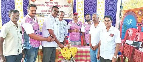 ಕುದುರೆಗುಂಡಿ ಸರ್ಕಾರಿ ಪ್ರೌಢಶಾಲೆಯ ಆಟದ ಮೈದಾನದಲ್ಲಿ ಏರ್ಪಡಿಸಿದ್ದ ಹೆಬ್ಬಾರ್ ಕ್ರಿಕೆಟ್ ಲೀಗ್ ಶ್ರೀಪಾದ ಕಪ್ ಪಂದ್ಯಾವಳಿಯನ್ನು ಕೊಪ್ಪ ಯಡಗೆರೆ ಸೌಹಾರ್ದ ಕ್ರೆಡಿಟ್ ಕೋಆಪರೇಟೀವ್ ಅಧ್ಯಕ್ಷ ಯಡಗೆರೆ ಸುಬ್ರಹ್ಮಣ್ಯ ಉದ್ಘಾಟಿಸಿದರು. ವೈ.ಎಸ್.ರಾಮಚಂದ್ರ, ಕೆ.ಆರ್.ಶಿವಕುಮಾರ್, ಎ.ವಿ.ಪ್ರಶಾಂತ್, ಚರಣ ಹೆಬ್ಬಾರ, ಎ.ಎಸ್.ವೆಂಕಟರಮಣ, ಕೆ.ವಿ.ಪ್ರಭಾಕರ ಇದ್ದರು. 