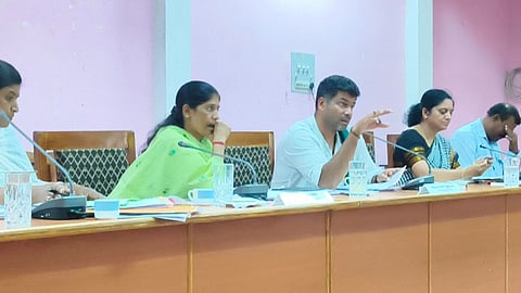 ಪಾಂಡವಪುರ ಪಟ್ಟಣದ ತಾಪಂ ಸಭಾಂಗಣದಲ್ಲಿ ನಡೆದ ತ್ರೈಮಾಸಿಕ ಪ್ರಗತಿ ಪರಿಶೀಲನಾ ಸಭೆಯಲ್ಲಿ ಶಾಸಕ ದರ್ಶನ್ ಮಾತನಾಡಿದರು. ರೂಪಾಶ್ರೀ, ಎಂ.ಎಸ್.ವೀಣಾ,ಆಶಾ ಇತರರಿದ್ದರು. 