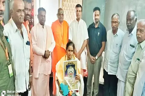 ಶಿಕಾರಿಪುರದ ತೊಗರ್ಸಿಯಲ್ಲಿ ನೂತನ ತಹಸೀಲ್ದಾರ್ ವಾಣಿ ಅವರನ್ನು ಶ್ರೀಗಳು ಸನ್ಮಾನಿಸಿದರು. ಶ್ರೀ ಮಹಂತ ಸ್ವಾಮೀಜಿ, ಶ್ರೀ ಚನ್ನವೀರ ಸ್ವಾಮೀಜಿ, ಶ್ರೀ ಅಭಿನವ ಮಹಂತ ದೇಶಿಕೇಂದ್ರ ಸ್ವಾಮೀಜಿ ಇತರರಿದ್ದರು.