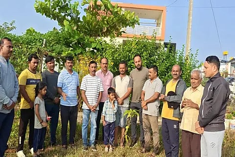 ಪರೋಪಕಾರಂ ಕಾರ್ಯಕ್ರಮದಲ್ಲಿ ಸಾಲುಮರದ ತಿಮ್ಮಕ್ಕ ಅವರಿಗೆ ನುಡಿನಮನ ಸಲ್ಲಿಸಲಾಯಿತು. ಪುಟ್ಟಪ್ಪ, ಪ್ರಕಾಶ್, ಮಂಜಪ್ಪ, ವೆಂಕಟೇಶ್, ಶಾಂತರಾಮ್ ಸೇಠ್, ಪೃಥ್ವಿ ಇತರರಿದ್ದರು.