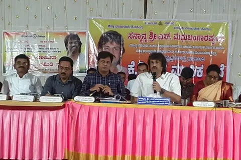 ಸೊರಬದಲ್ಲಿ ಆಯೋಜಿಸಿದ್ದ ತ್ರೈಮಾಸಿಕ ಕೆಡಿಪಿ ಸಭೆಯಲ್ಲಿ ಸಚಿವ ಮಧು ಬಂಗಾರಪ್ಪ ಮಾತನಾಡಿದರು.  ಮಂಜುಳಾ ಹೆಗಡಾಳ್, ಇಒ ಶಶಿಧರ್, ಹನುಮಂತ ನಾಯಕ್, ಎಂ.ಡಿ.ಶೇಖರ್, ಜೈಶೀಲ ಗೌಡ, ಅಣ್ಣಪ್ಪ ಇತರರಿದ್ದರು.