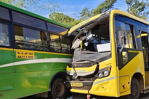 ಸಾಗರ ತಾಲೂಕಿನ ಇಡುವಾಣಿ ಬಳಿ ಶಾಲಾ ಬಸ್ ಮತ್ತು ಸರ್ಕಾರಿ ಬಸ್ ನಡುವೆ ಡಿಕ್ಕಿಯಾಗಿರುವುದು.