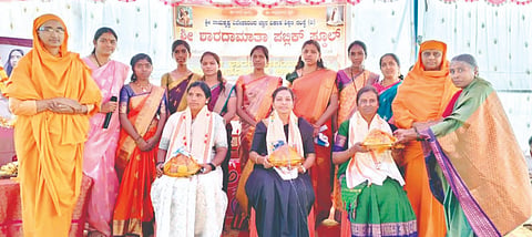ಧಾರವಾಡ ತಾಲೂಕಿನ ತಡಕೋಡ ಗ್ರಾಮದ ಶ್ರೀ ಶಾರದಾಮಾತಾ ಪಬ್ಲಿಕ್ ಶಾಲೆಯಲ್ಲಿ ಗುರುವಾರ ಶಾರದಾಮಾತೆಯ 173ನೇ ಜಯಂತಿಯಲ್ಲಿ ಸಾಧಕರನ್ನು ಗೌರವಿಸಲಾಯಿತು. ಮಾತೋಶ್ರೀ ತೇಜೋಮಯಿ ಮಾತಾಜಿ, ಶಶಿರೇಖಾ ಚಕ್ರಸಾಲಿ, ವಾಣಿ ಪುರೋಹಿತ, ಇತರರಿದ್ದರು.