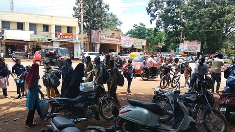 ವಿಜಯಪುರದ ಅಂಕತಟ್ಟಿ ನಂಜುಂಡಪ್ಪ ಸರ್ಕಲ್​ನಲ್ಲಿ ಮಕ್ಕಳು, ವೃದ್ಧರು ಹಾಗೂ ಶಾಲಾ-&ಕಾಲೇಜು ವಿದ್ಯಾರ್ಥಿಗಳು ಭಯದಲ್ಲೇ ರಸ್ತೆ ದಾಟುತ್ತಿರುವುದು.