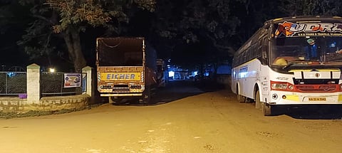 ವಿಜಯಪುರದ2 ನೇ ವಾರ್ಡ್​ನ ಜಯಚಾಮರಾಜೇಂದ್ರ ಉದ್ಯಾನವನದ ಬಳಿ ರಾತ್ರಿ ವೇಳೆ ರಸ್ತೆಯಲ್ಲಿ ನಿಲ್ಲಿಸಿರುವ ಲಾರಿ ಮತ್ತು ಖಾಸಗಿ ಬಸ್​.