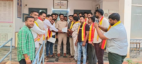 ವಿಜಯಪುರದಲ್ಲಿ ಸಂಚಾರ ಸಿಕ್ಕು ಸೇರಿ ವಿವಿಧ ಸಮಸ್ಯೆಗಳ ನಿವಾರಣೆಗೆ ಆಗ್ರಹಿಸಿ ಕರ್ನಾಟಕ ರಕ್ಷಣಾ ವೇದಿಕೆ (ಶಿವರಾಮೇಗೌಡರ ಬಣ) ಮುಖಂಡರು ಪೊಲೀಸ್​ ಇನ್​ಸ್ಪೆಕ್ಟರ್​ ಲಕ್ಷ್ಮೀನಾರಾಯಣಗೆ ಮನವಿ ಸಲ್ಲಿಸಿದರು. ಕರವೇ ಮುಖಂಡರಾದ ಅಣ್ಣಮ್ಮತಾಯಿ ಸುರೇಶ್​, ಬೆಂಗಳೂರು ಗ್ರಾಮಾಂತರ ಸಮರಸೇನೆ ಜಿಲ್ಲಾಧ್ಯಕ್ಷ ಮಹೇಶ್​, ಕೇಶವ, ಮಂಜಣ್ಣ, ಜಬೀ ಉಲ್ಲಾ, ಮಂಜುನಾಥ್​, ಆಜಾದ್​, ಸುಹೇಲ್​, ಸಂತೋಷ್​, ಕಿರಣ್​, ಮುನಿಂದ್ರ, ಸಂಜು, ಶಿವರಾಜ್​ ರಾಕೇಶ್​ ಇತರರು ಇದ್ದರು.