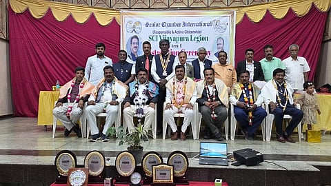 ವಿಜಯಪುರದ ಸುಬ್ಬಮ್ಮಚನ್ನಪ್ಪ ಸಮುದಾಯ ಭವನದಲ್ಲಿ ಆಯೋಜಿಸಿದ್ದ ಸೀನಿಯರ್​ ಚೇಂಬರ್​ ಇಂಟರ್​ ನ್ಯಾಷನಲ್​ ವಿಜಯಪುರ ಘಟಕದ ಪದಾಧಿಕಾರಿಗಳ ಪದವಿ ಸ್ವೀಕಾರ ಸಮಾರಂಭದಲ್ಲಿ ಸಾಧಕರನ್ನು ಸನ್ಮಾನಿಸಲಾಯಿತು. ಸಂಸ್ಥೆ ರಾಷ್ಟ್ರೀಯ ಅಧ್ಯಕ್ಷ ವಾಸುದೇವನ್​, ಪ್ರಧಾನ ಕಾರ್ಯದರ್ಶಿ ಎಂ.ಶಿವಕುಮಾರ್​, ಸಂಯೋಜಕ ಸಿದ್ದಲಿಂಗಯ್ಯ, ಸಂಯೋಜಕ ಎನ್​.ಜಯರಾಮ್​ ಸುಬ್ರಹ್ಮಣ್ಯಶೆಟ್ಟಿ, ಕೆ.ವೆಂಕಟೇಶ್​, ವಿ.ವೆಂಕಟೇಶ್​ ಇದ್ದರು.